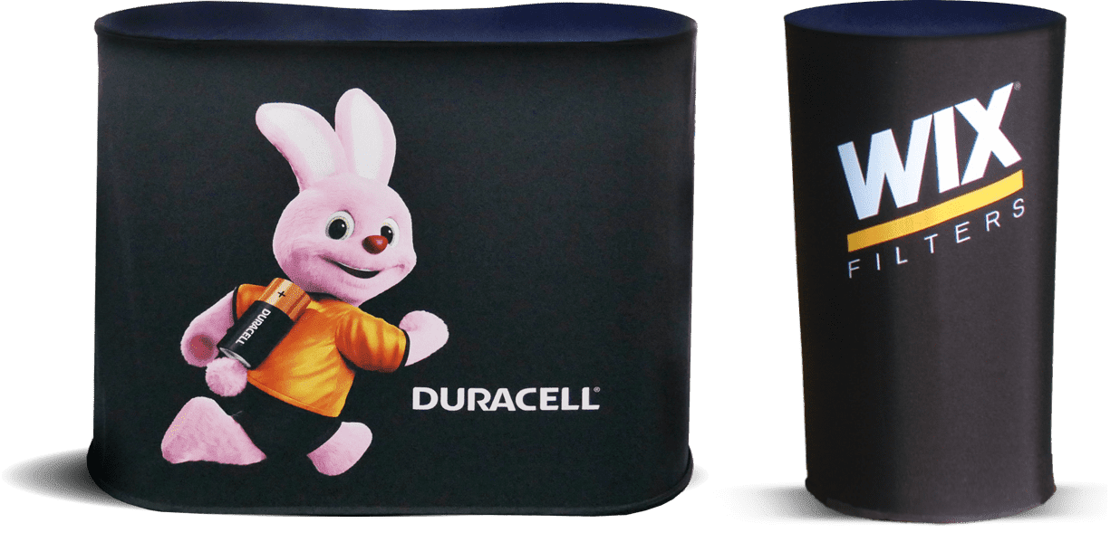 Vento Theke Tisch Duracell Wix Tisch mit Duracell-Maskottchen und Wix Filters-Logo, beides auf einem Stand.