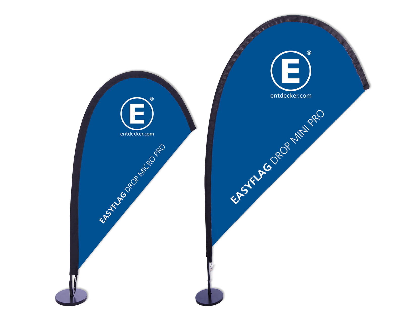 Tischaufsteller Beachflag Easyflag Mini Bank Austria Zwei Frauen in roten Pullovern stehen an einem Empfangstisch mit einem Tischaufsteller der Bank Austria und Werbematerialien.