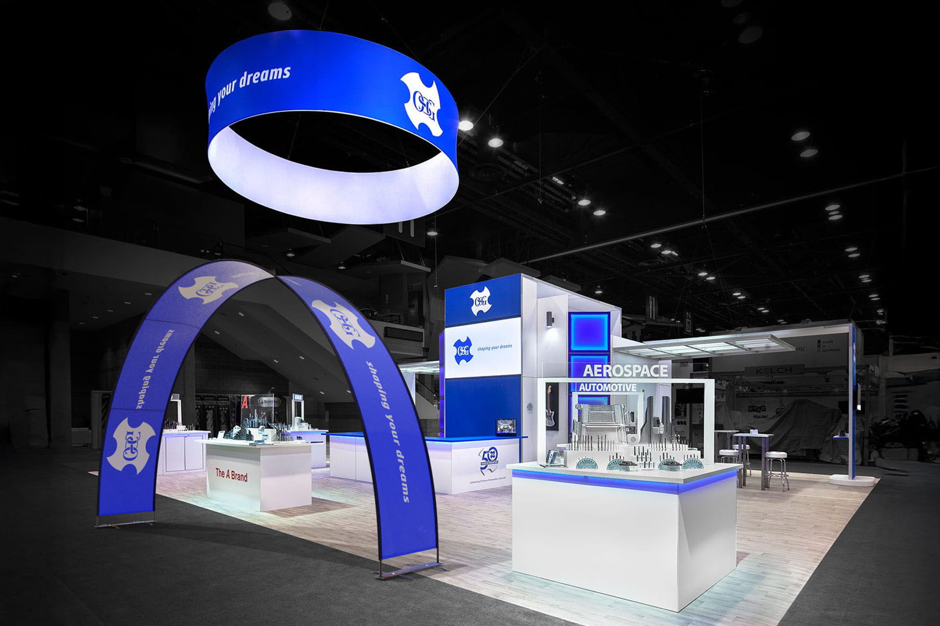 Ein Messestand in blau und weiß mit verschiedenen passend bedruckten Werbemitteln und Austellungskästen