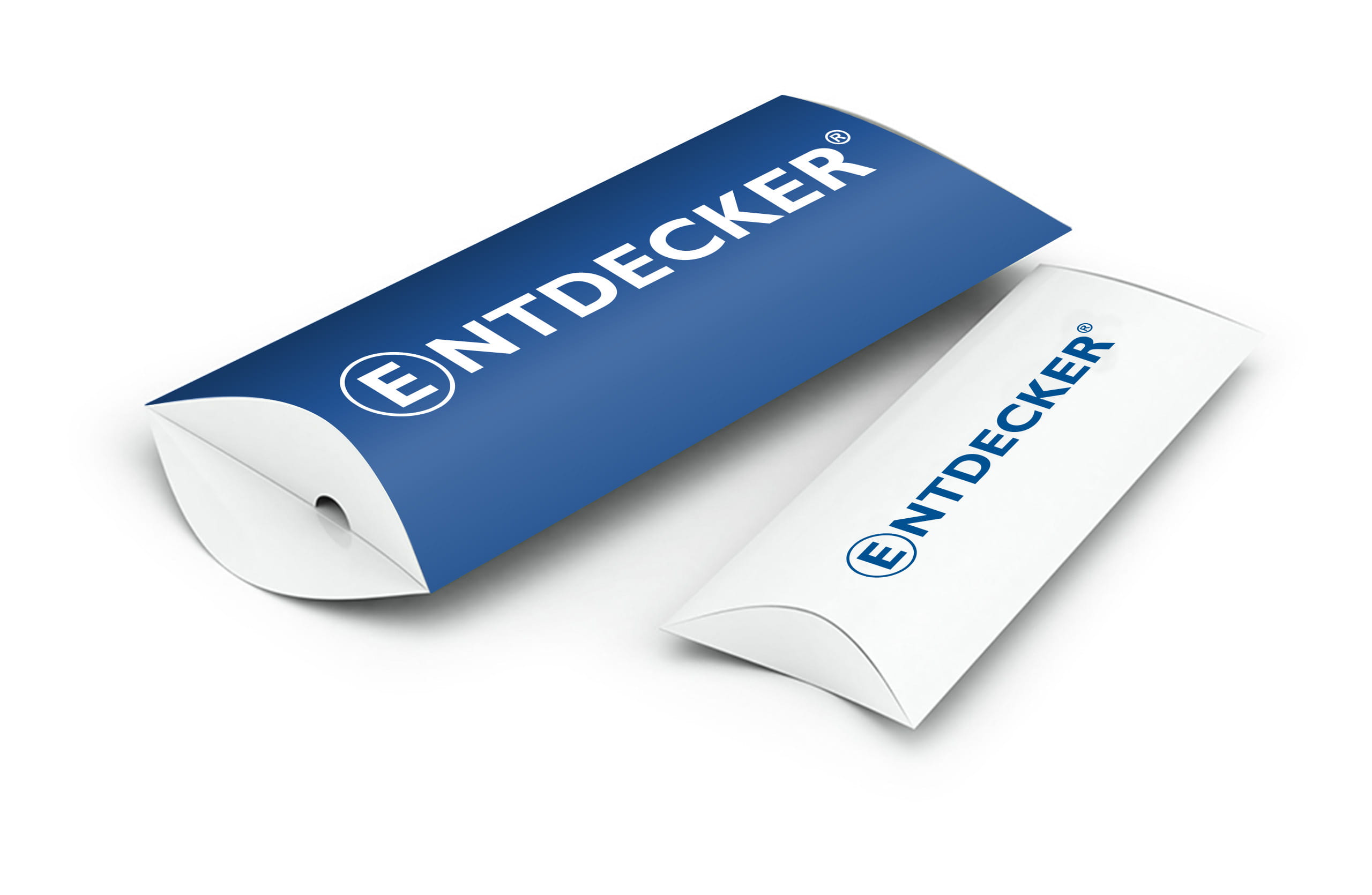 Zwei Kissenverpackungen nebeneinander, eine mit einem vollflächig blauen Druck sowie dem weißen Entdecker-Logo und die andere mit dem dunkelblauen Entdecker-Logo