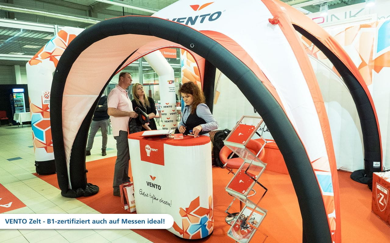 Vento Aufblasbares Zelt auf Messe Aufblasbares Zelt von VENTO auf einer Messe, mit einem Informationsstand und Besuchern.