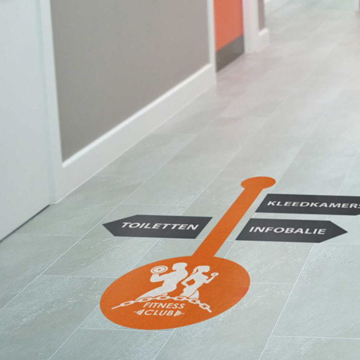 Fußbodenaufkleber Fitness Fußbodenaufkleber mit Wegweisern zu Toiletten, Umkleideräumen und Infobüro im Fitnessbereich.