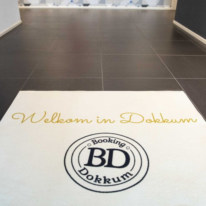 Fußmatte Dokkum Fußmatte mit dem Text 'Welkom in Dokkum' und dem Logo 'Booking Dokkum' in der Mitte.