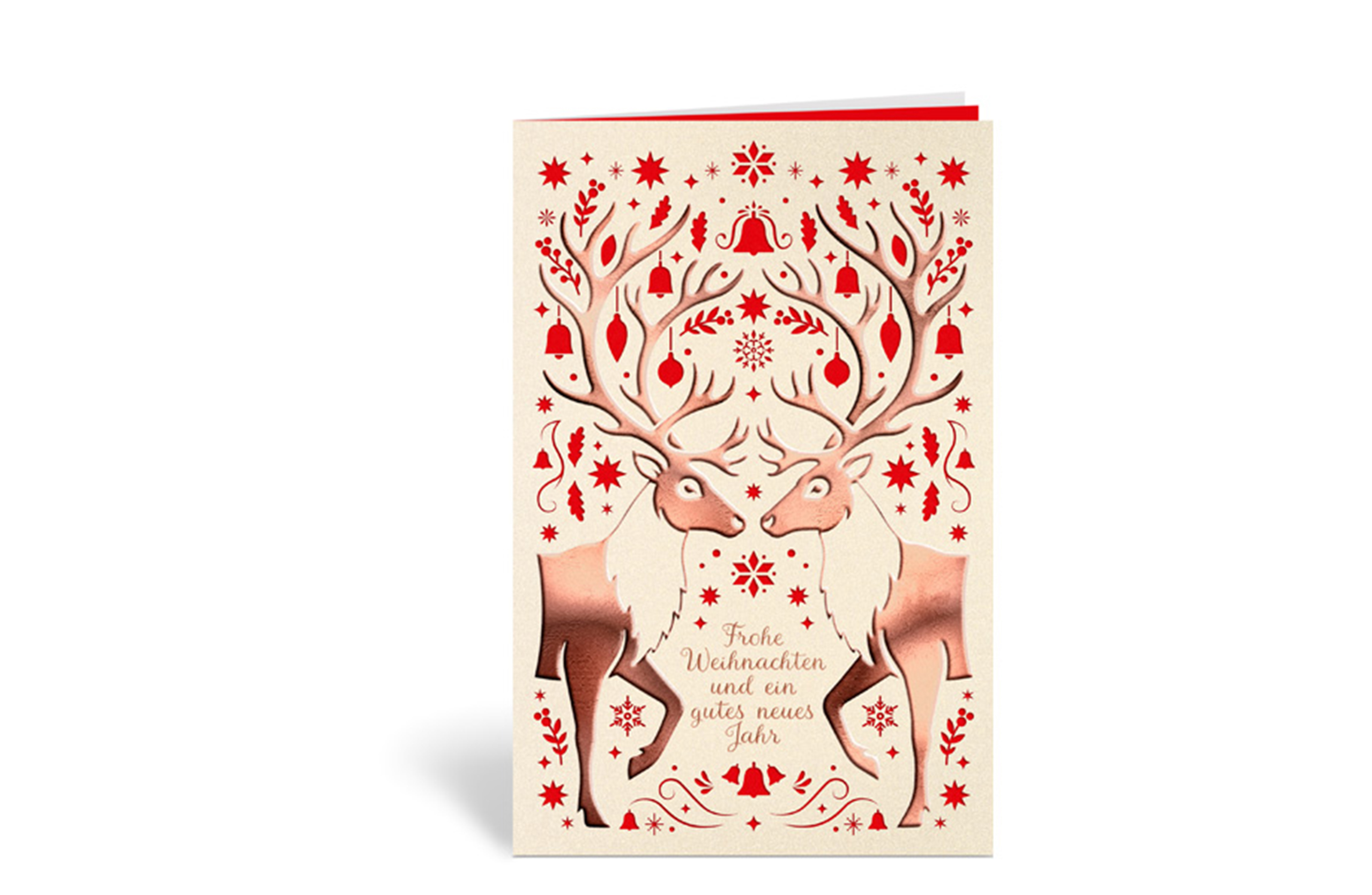 Helle Weihnachtskarte mit zwei kupferfarbenen Hirschen, die sich anschauen, im Hintergrund verschiedene kleine Ornamentkugeln und Sterne ausgestanzt, dahinter ein rotes Einlegeblatt. Dazu der Text: Frohe Weihnachten und ein frohes neues Jahr