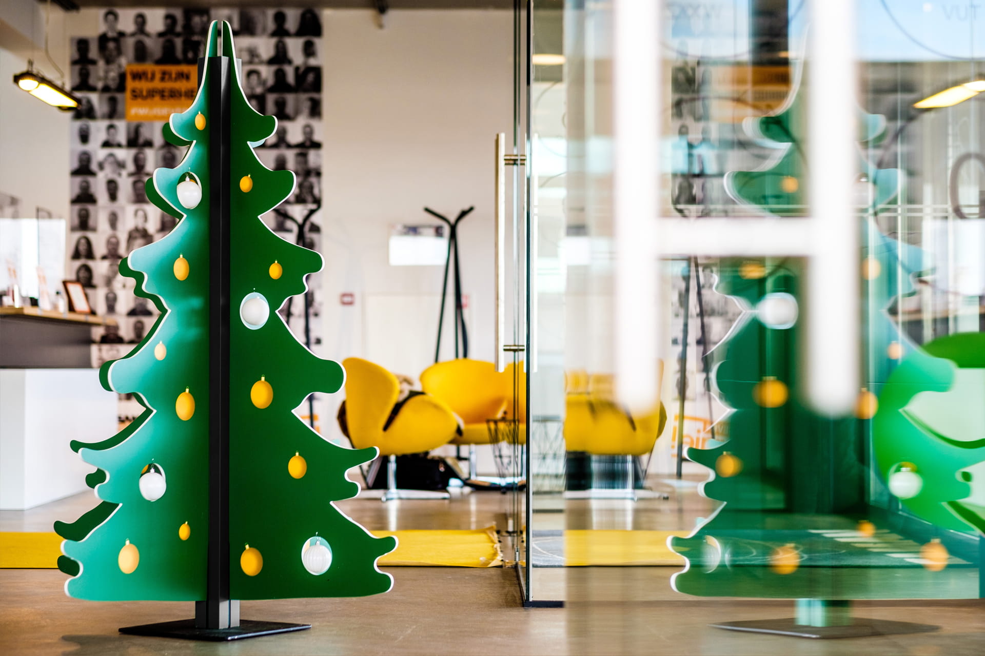 Inhaker Weihnachtsbaum Lobby