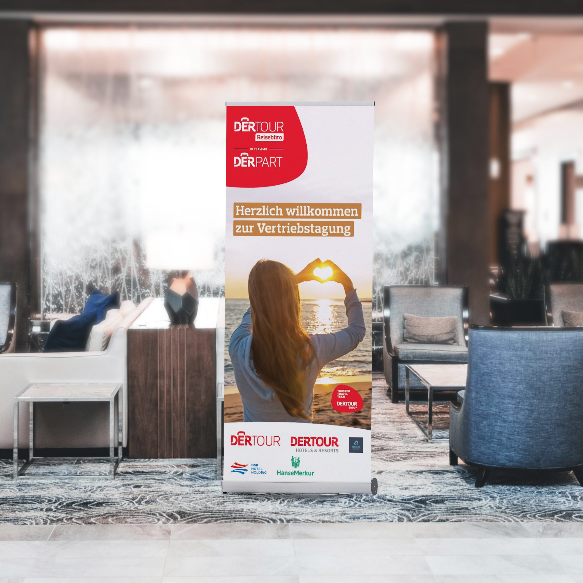 Roll-Up mit Motiv eines Reiseveranstalters in einer Hotellobby