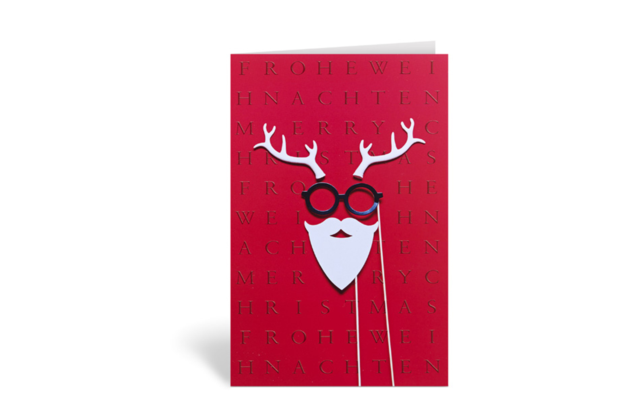 Rote Weihnachtskarte mit einem Weihnachtsmann aus  Bart und Brille, dazu hat er noch ein Geweih über der Brille. Der Hintergrund der Karte besteht aus den Texten: Frohe Weihnachten - Merry Christmas