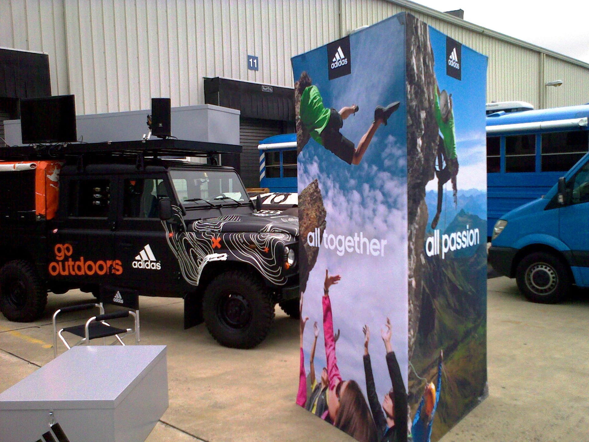 Clickboard Vertical Large Werbebande Clickboard Vertical Large in Blau, zeigt das Logo von ENTDECKER und den Produktnamen.