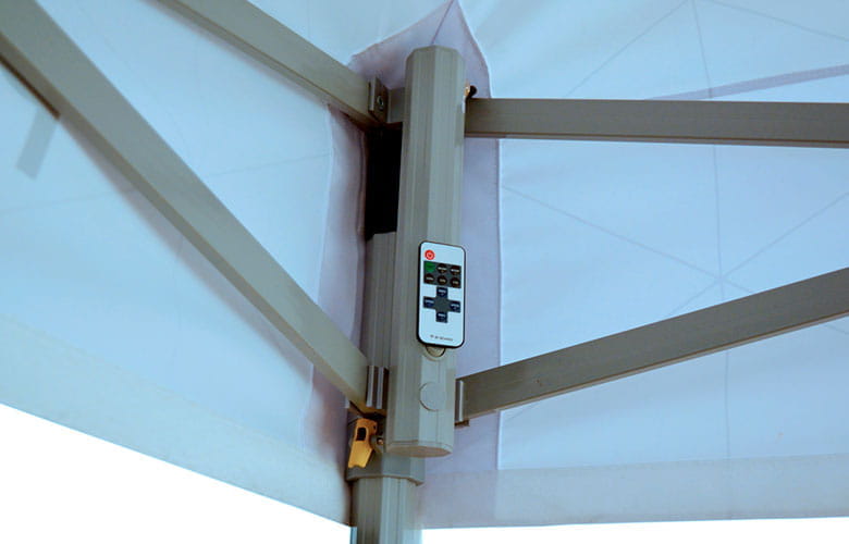 Octa Pro Led Netzteil Detailansicht des Octa Pro Led Netzteils mit Steuerungstasten an einem Gestänge.