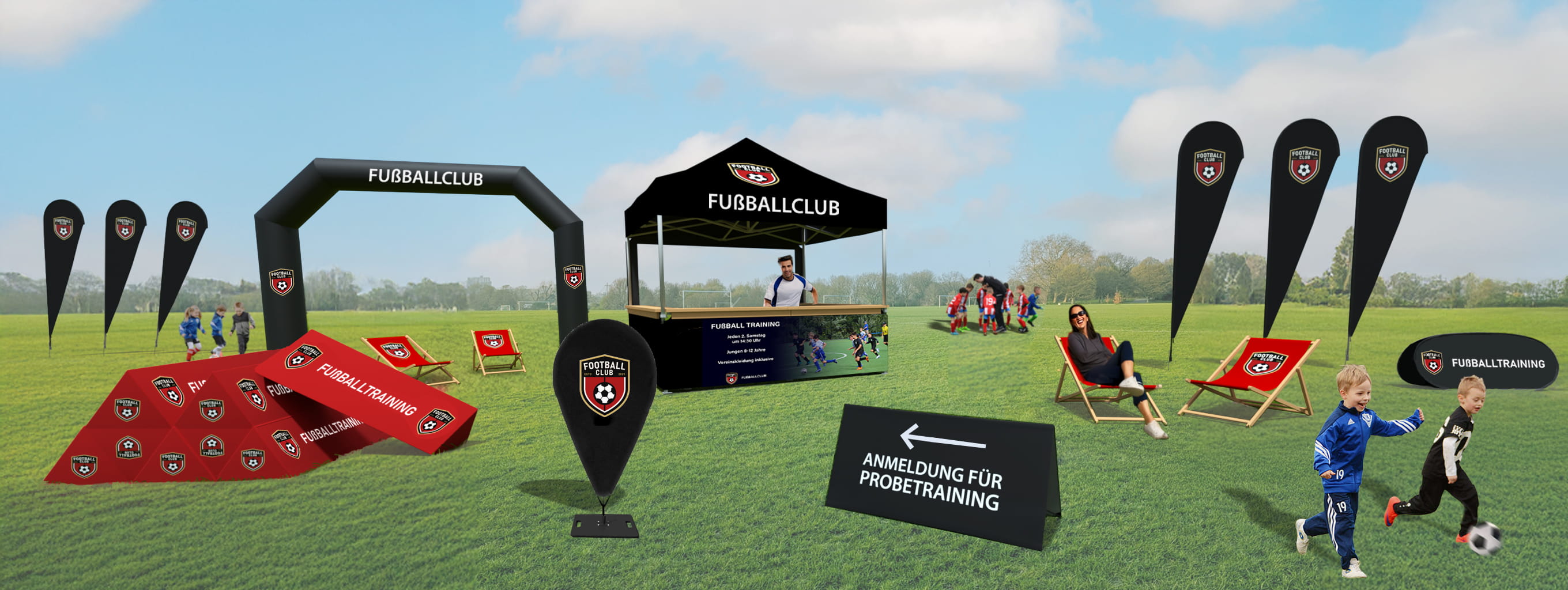 Ein großer Fußballplatz mit Vereinswerbung auf unterschiedlichen bedruckten Werbeträgern und spielenden Kindern