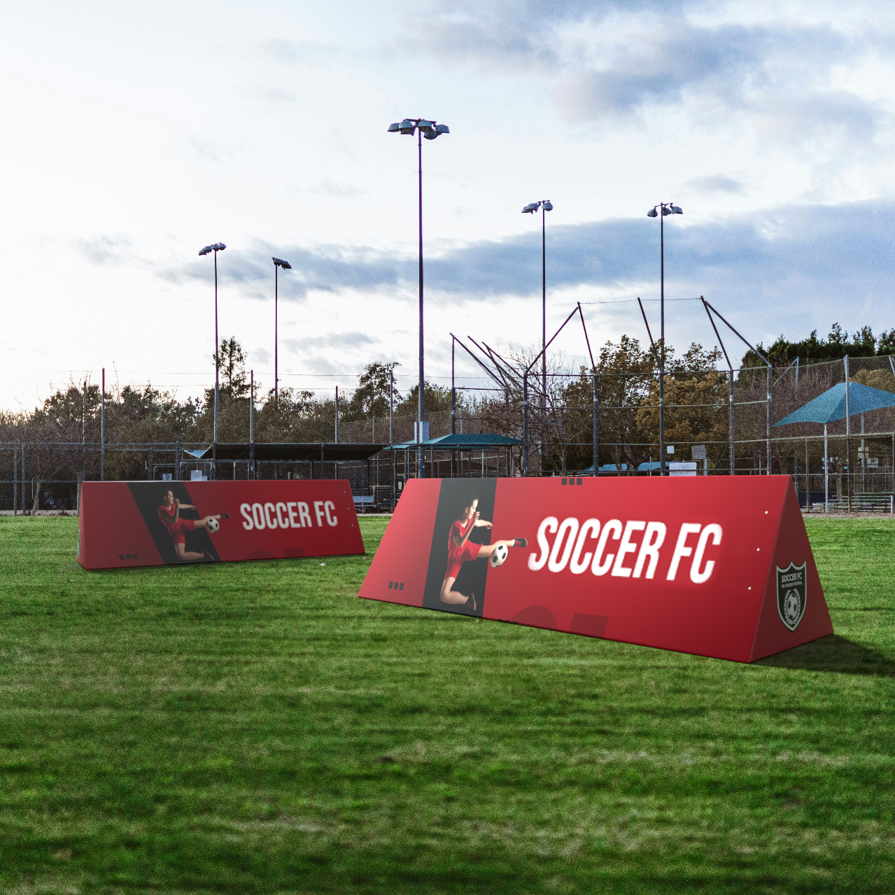 Rote Softbanden mit Fußballmotiv auf einem Sportplatz