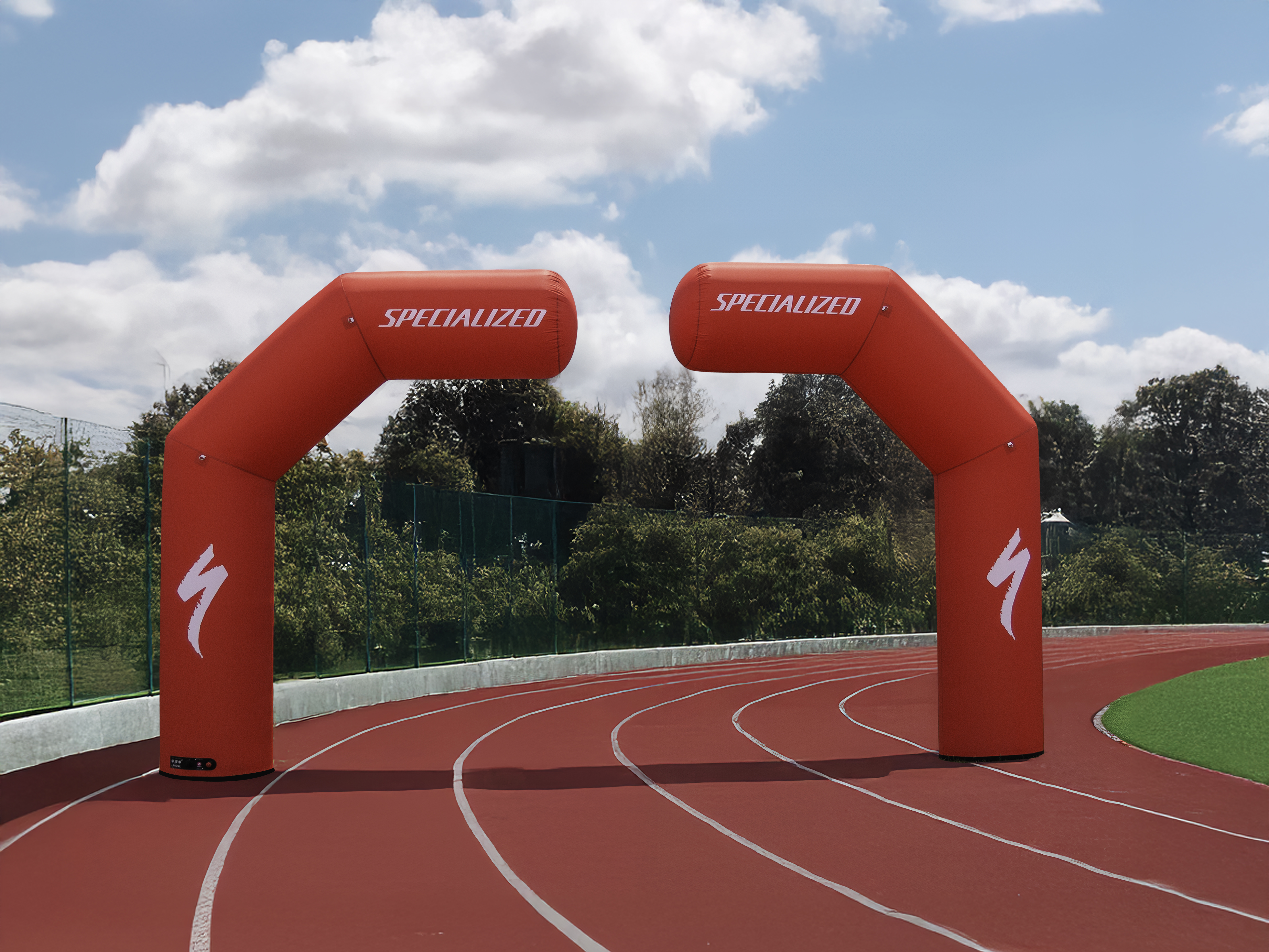 Seitenteile des aufblasbaren Torbogen 4 in 1 polygonal auf einem Sportplatz stehend