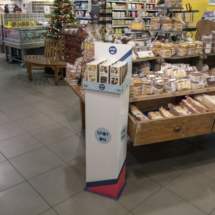 Pos Display Schokolade POS-Display für Schokolade von SPOT ON in einem Supermarkt, umgeben von verschiedenen Backwaren.