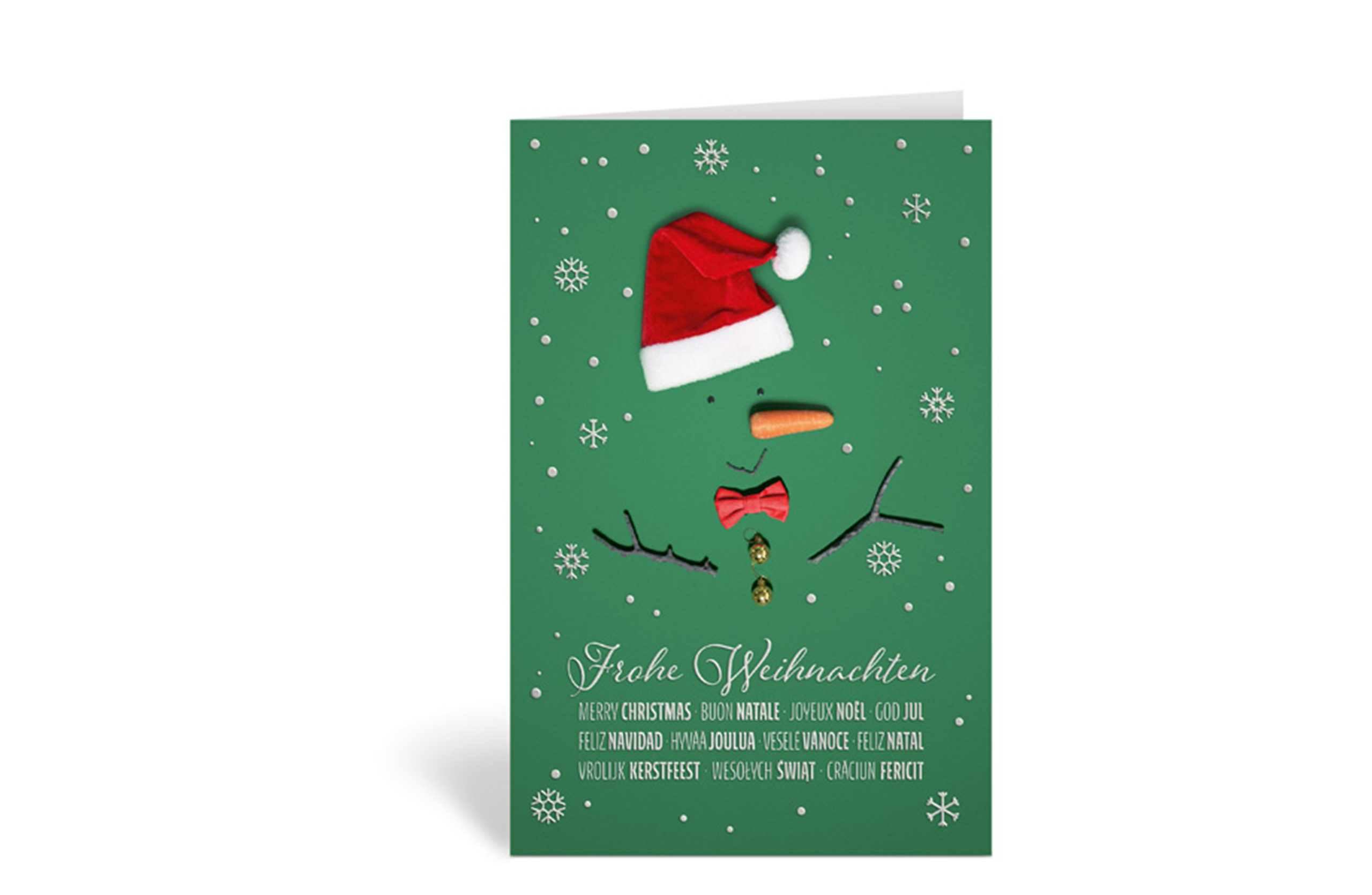 Grüne Weihnachtskarte mit einem Schneemann aus Stöcken, einer Karotte und einer Weihnachtsmütze und dem Text: Frohe Weihnachten und Frohe Weihnachten in diversen Sprachen