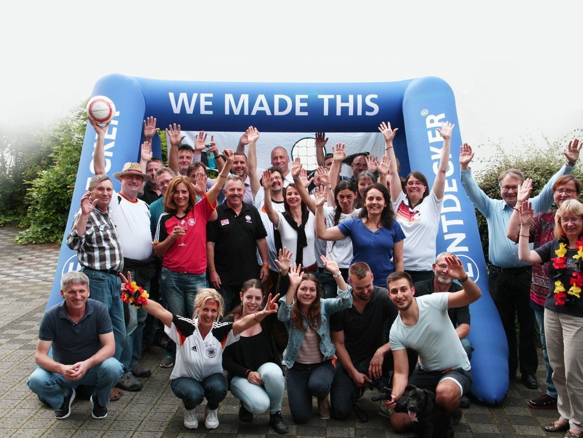 Aufblasbare Torwand Fußball WM Gruppe von Menschen vor einer aufblasbaren Torwand mit dem Text 'WE MADE THIS'.