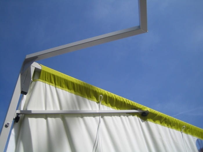 Obere Ecke Autotasche Detailansicht der oberen Ecke einer Autotasche mit einem gelben Rand und einem klaren Himmel im Hintergrund.