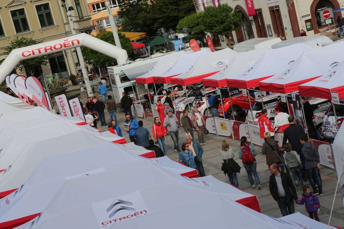 Citroen Event Aufblasbarer Torbogen von Easydome XP am Eingang eines Events mit Citroën-Fahrzeugen und Besuchern unter Zelten.