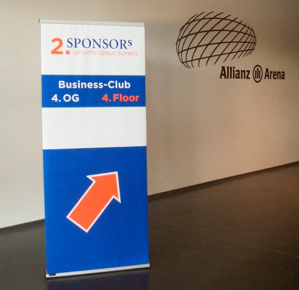 Rollup-Banner für den 2. Sponsors Sports Venue Summit Rollup-Banner für den 2. Sponsors Sports Venue Summit mit Hinweis auf den Business-Club im 4. OG der Allianz Arena.