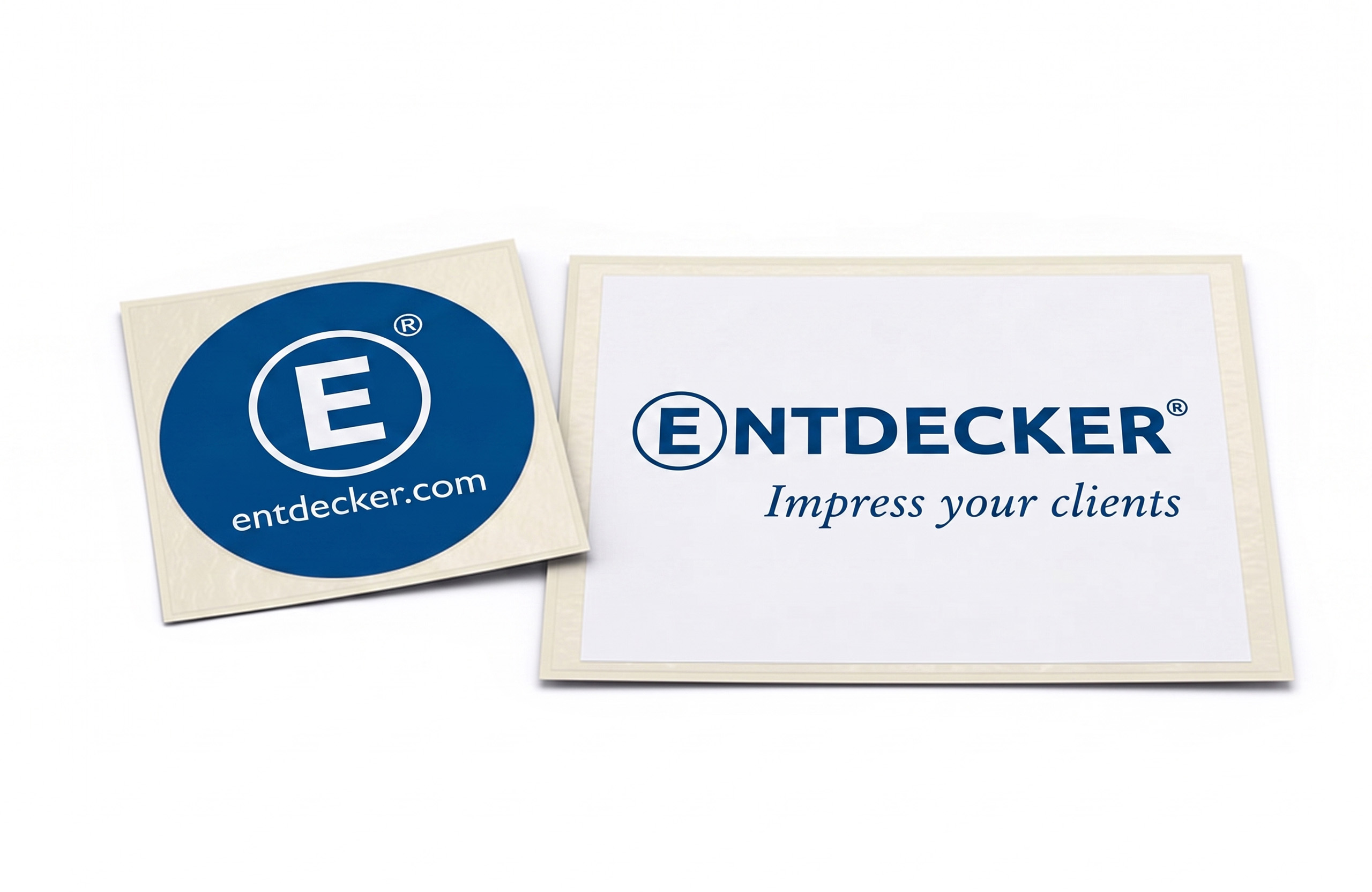 Blauer, runder Logo-Sticker neben einer Karte mit dem Schriftzug „Entdecker – Impress your clients“.