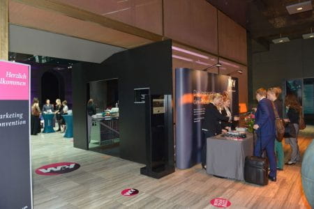 5 Sterne Häuser Marketing Convention 2015 Aufkleber Easysticker Blick auf den Eingangsbereich der 5 Sterne Häuser Marketing Convention 2015 mit Teilnehmern und Ständen.