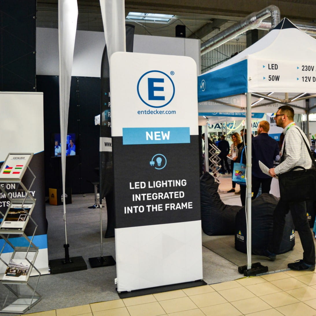 Zipper Wall Messe Messestand mit einem Banner für das Produkt 'Zipper Wall Messe' von ENTDECKER, das integrierte LED-Beleuchtung anzeigt.