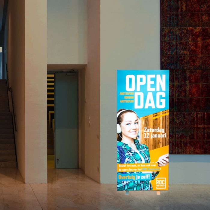 Led Rahmen Offene Tür LED-Rahmen OffeneTür mit einem Werbeplakat für einen Tag der offenen Tür am 12. Januar, zeigt ein lächelndes Mädchen mit Kopfhörern.