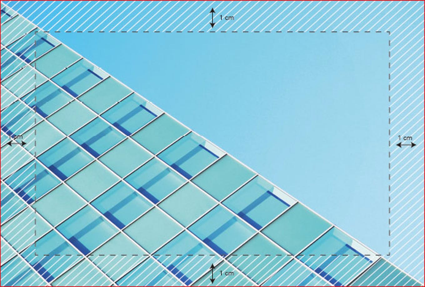 Beschnitt Grafik zeigt das Produkt 'Beschnitt' mit einem schrägen Blick auf ein modernes Gebäude aus Glas. Die Abmessungen sind mit 1 cm Rändern gekennzeichnet.