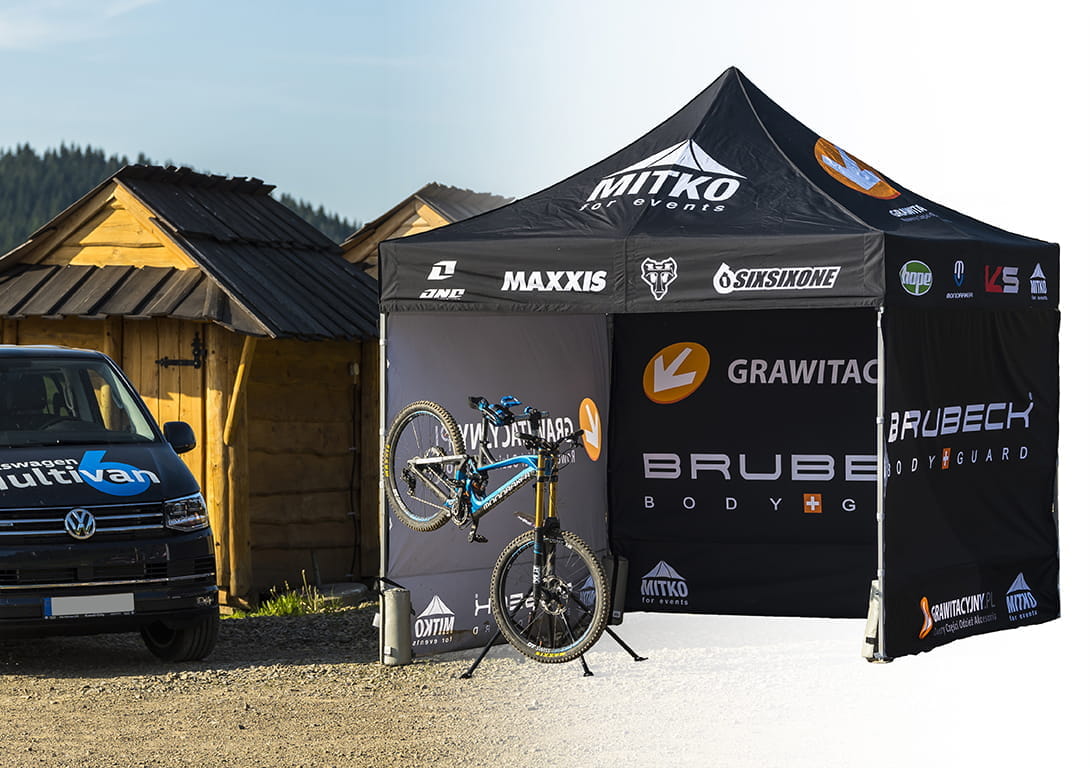 Eventzelt Faltzelt Mt Classic 3x3m Faltzelt Mt Classic 3x3m von ENTDECKER mit Mountainbike und Volkswagen-Fahrzeug im Hintergrund.