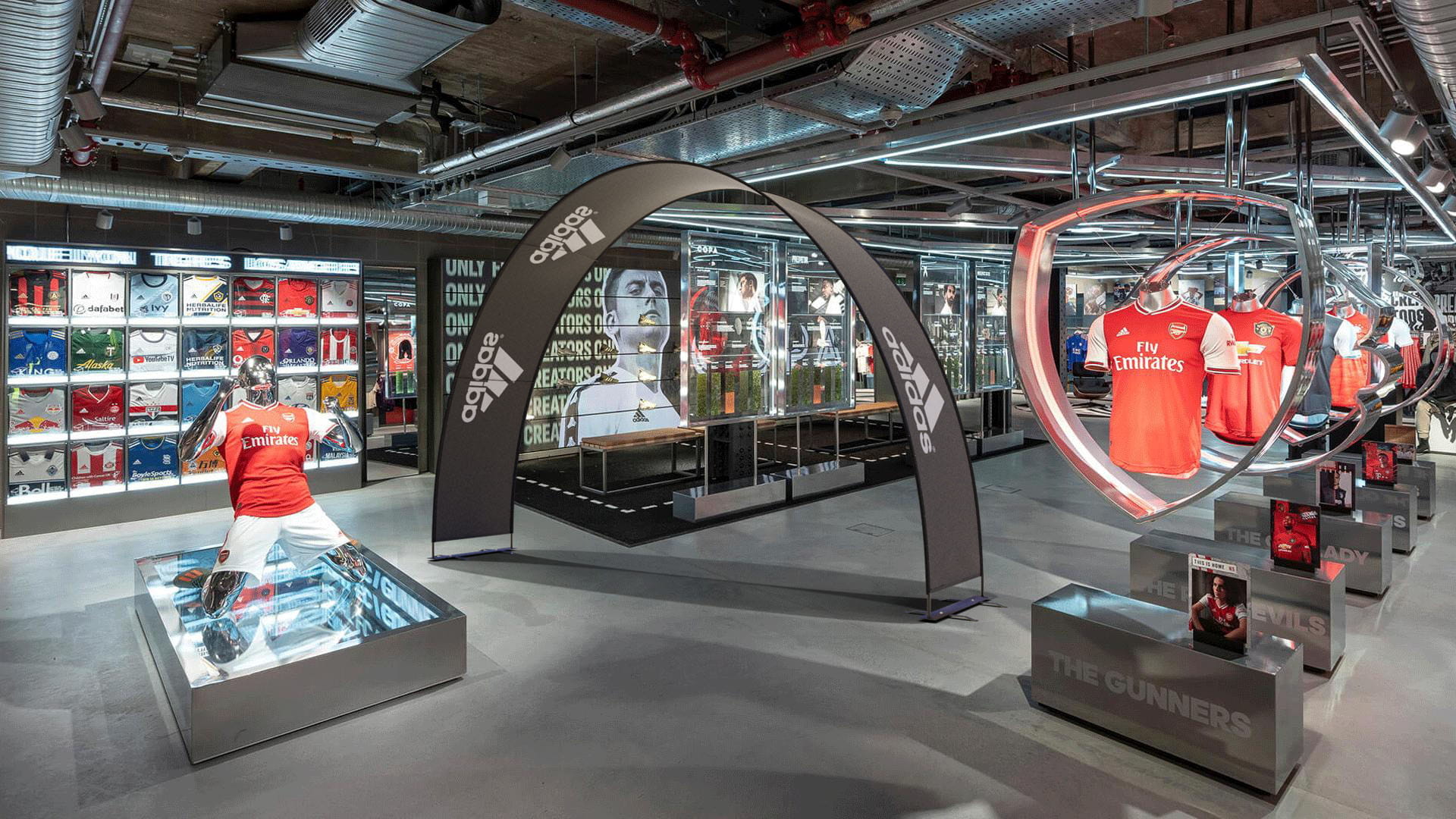 Eventbogen Displaybow Messe Eventbogen Displaybow von ENTDECKER auf einer Messe, mit blauen und weißen Elementen, der Slogan Inspire your dreams sichtbar.