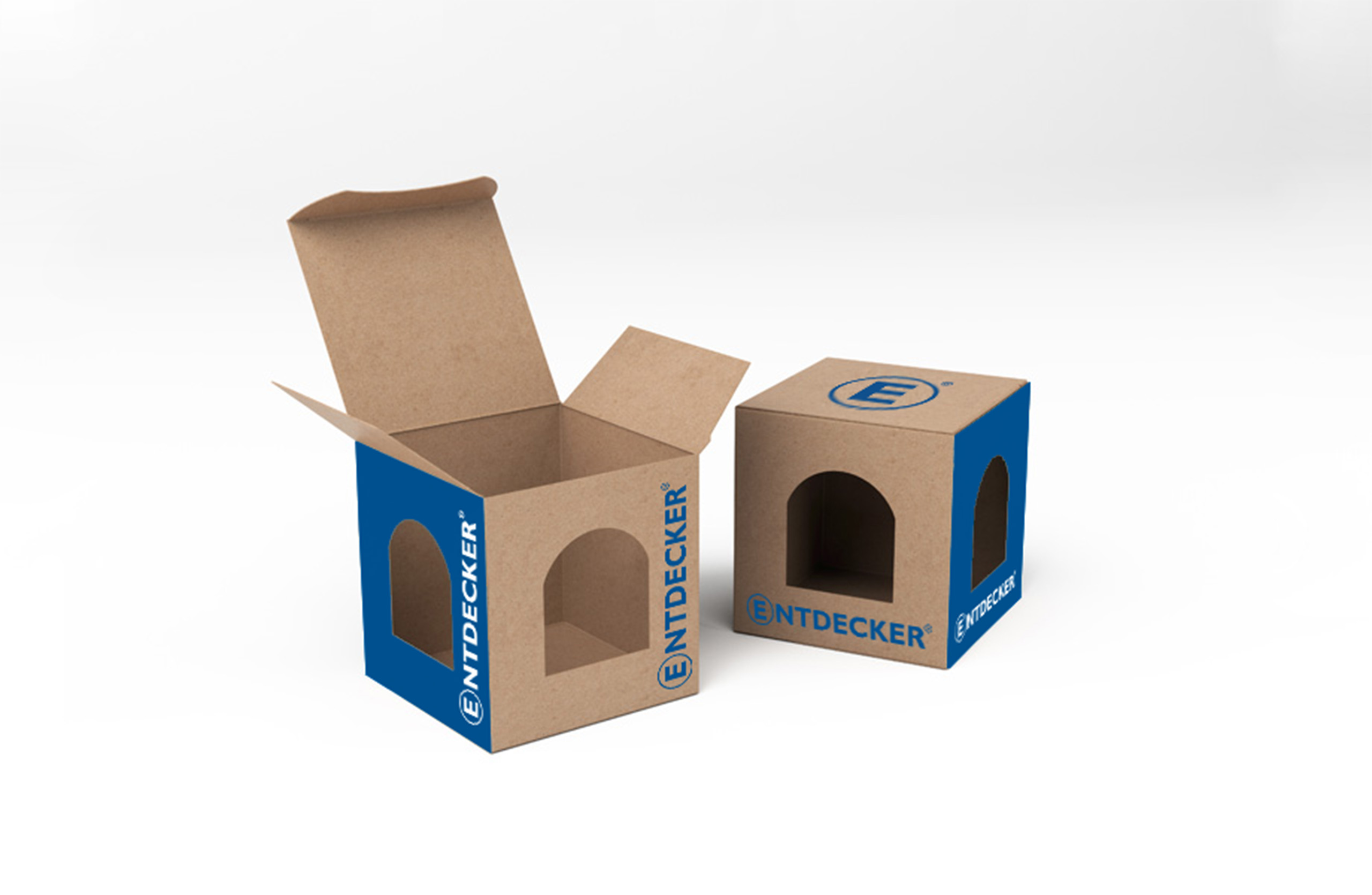 Zwei leere Weihnachtskugelboxen aus Kraftkarton blau bedruckt in Entdecker-Design.