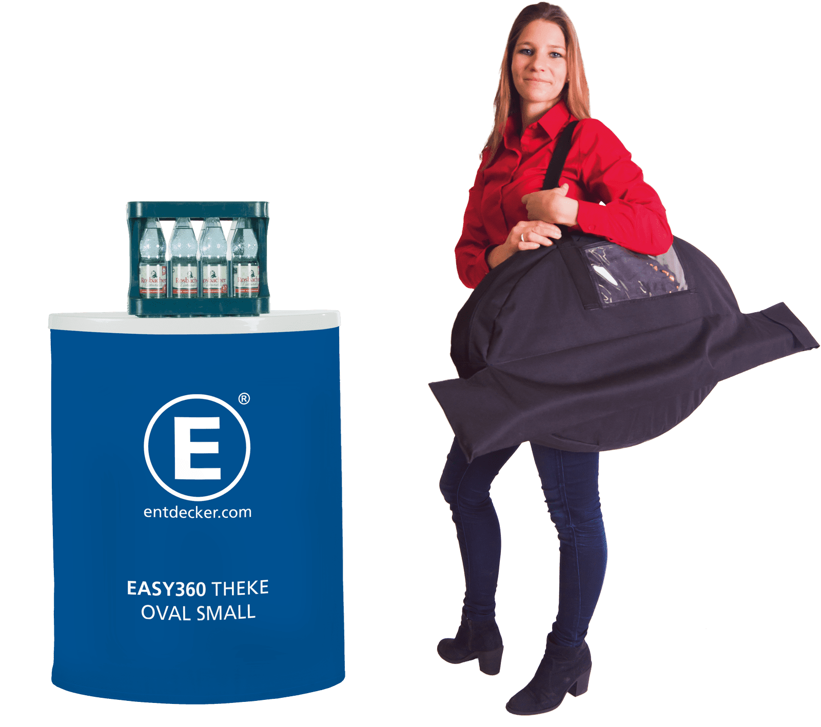 Messestand Easy360 im Einsatz Eine Frau in rotem Hemd trägt eine schwarze Tasche und steht neben einem ovalen Messestand mit dem Logo von ENTDECKER und Wasserflaschen.