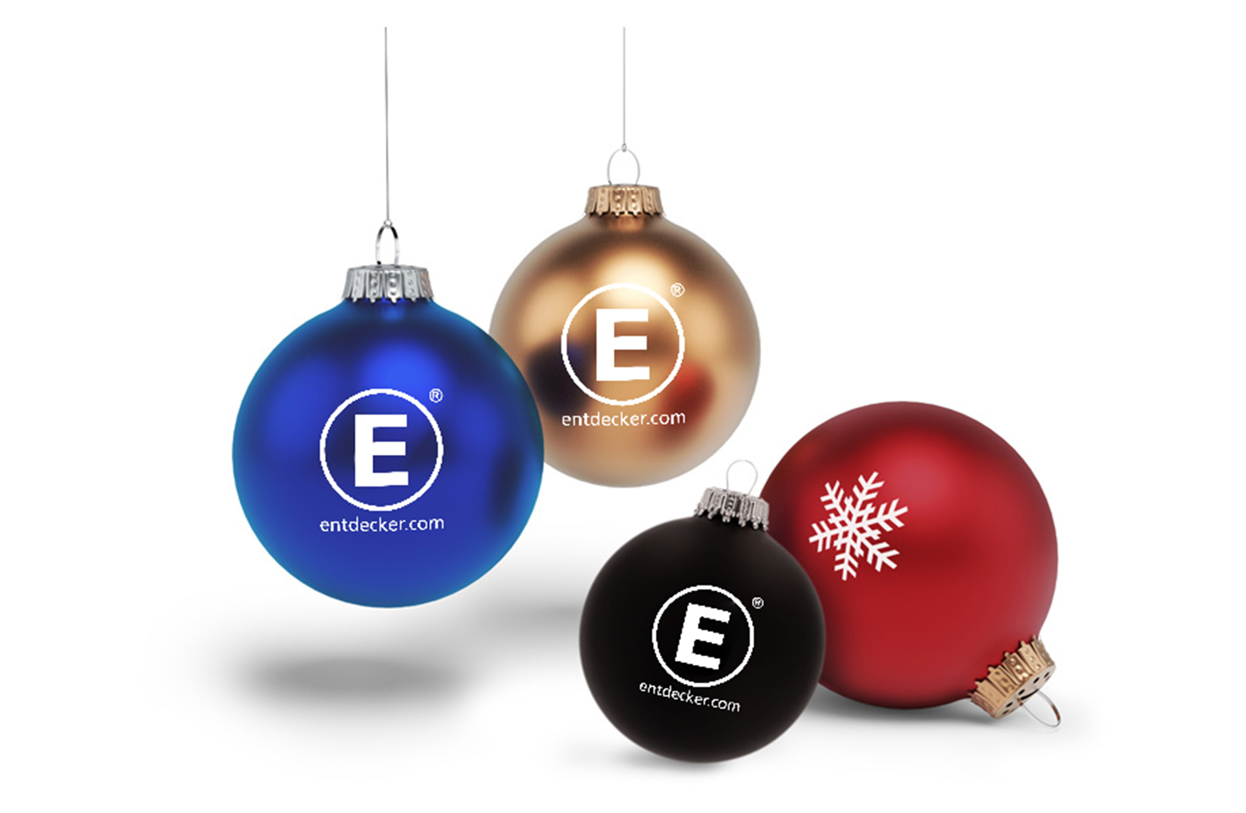 Vier Weihnachtsbaum Kugeln in verschiedenen Farben jeweils mit einer Schneeflocke oder Entdecker Logo bedruckt.