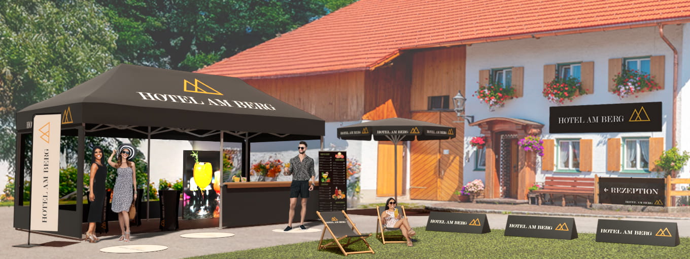 Hof eines Hotels mit Faltzelt, Liegestühlen. Aufstellern und Bannern im Design des Hotellogos