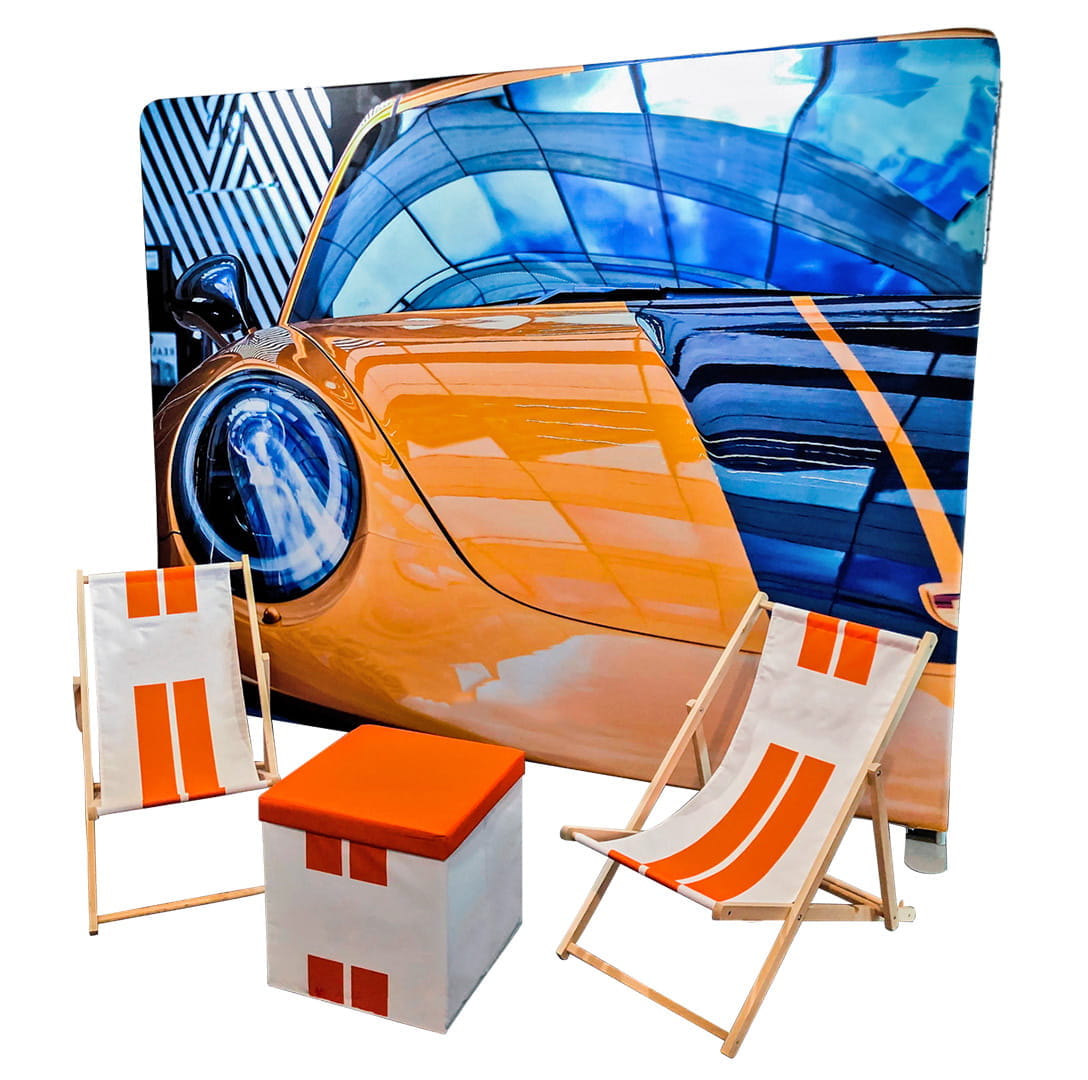 Zipper Wall Einsatzbild mit orangefarbenem Auto Zipper Wall mit einem Bild eines orangefarbenen Autos, zwei Liegestühlen mit orange-weißen Streifen und einem orangefarbenen Hocker.