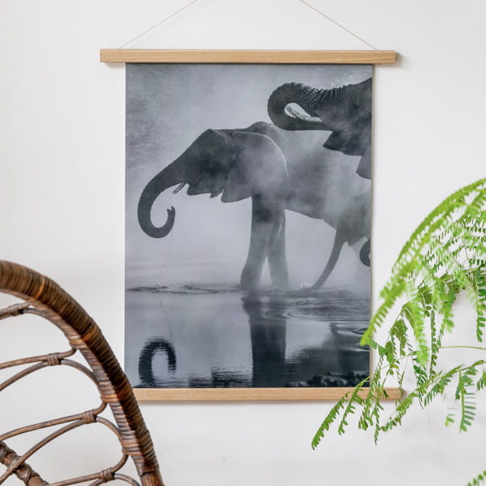 Posterleisten Motiv Posterleisten Motiv mit einem Bild von Elefanten im Nebel, hängend an einer Wand.