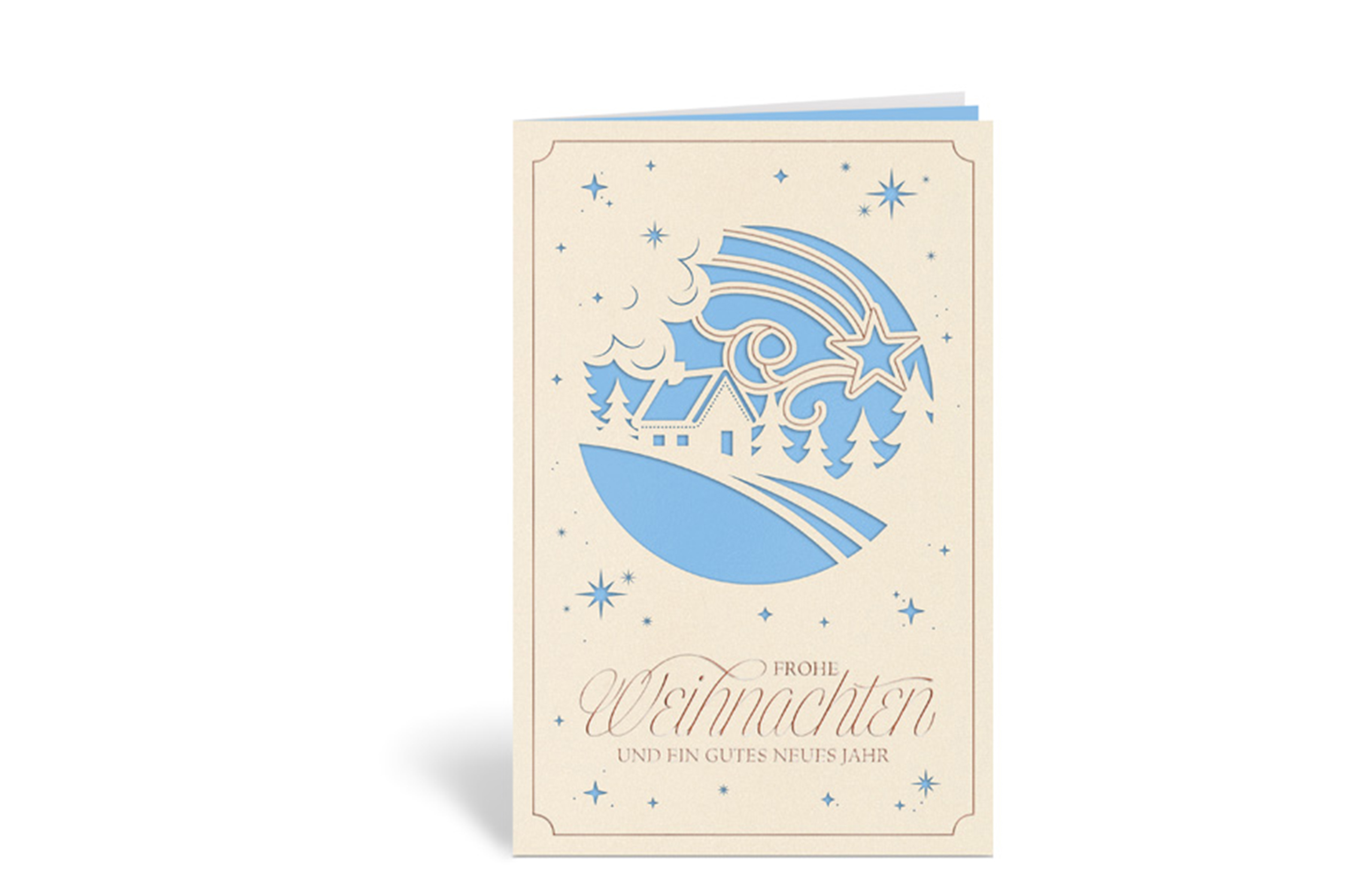 Helle Weihnachtskarte mit hellblauem Einlegeblatt, als Motiv ausgestanzte Sterne und ein ausgestanzter Kreis, bei dem die Silhouette von einem Haus und Bäumen bestehen bleibt. Unten der Text: Frohe Weihnachten und ein gutes neues Jahr