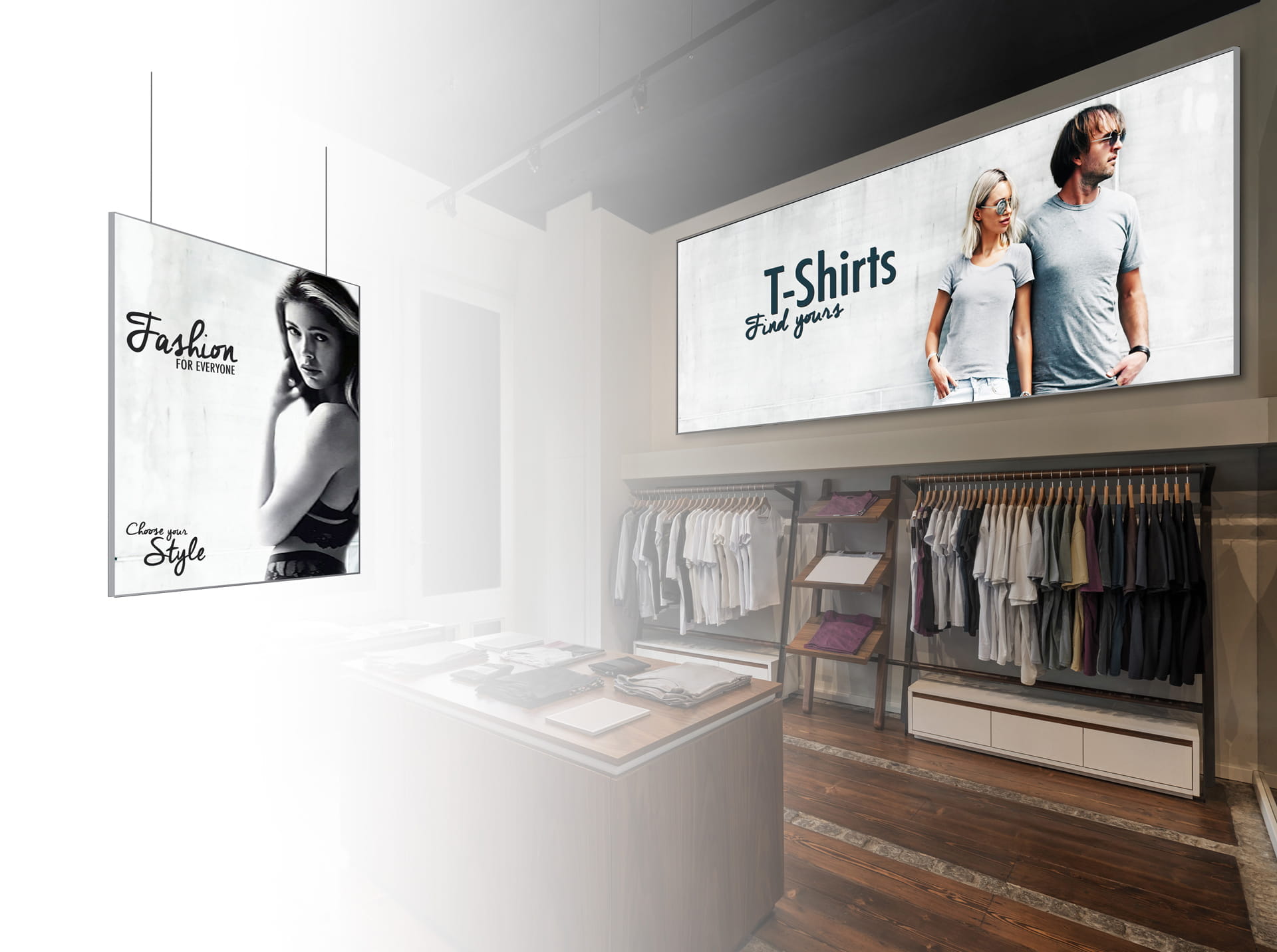 Messewand Easyframe Shop Messewand Easyframe Shop mit Werbeanzeigen für T-Shirts und Mode, im Hintergrund ein Bekleidungsgeschäft mit Regalen.
