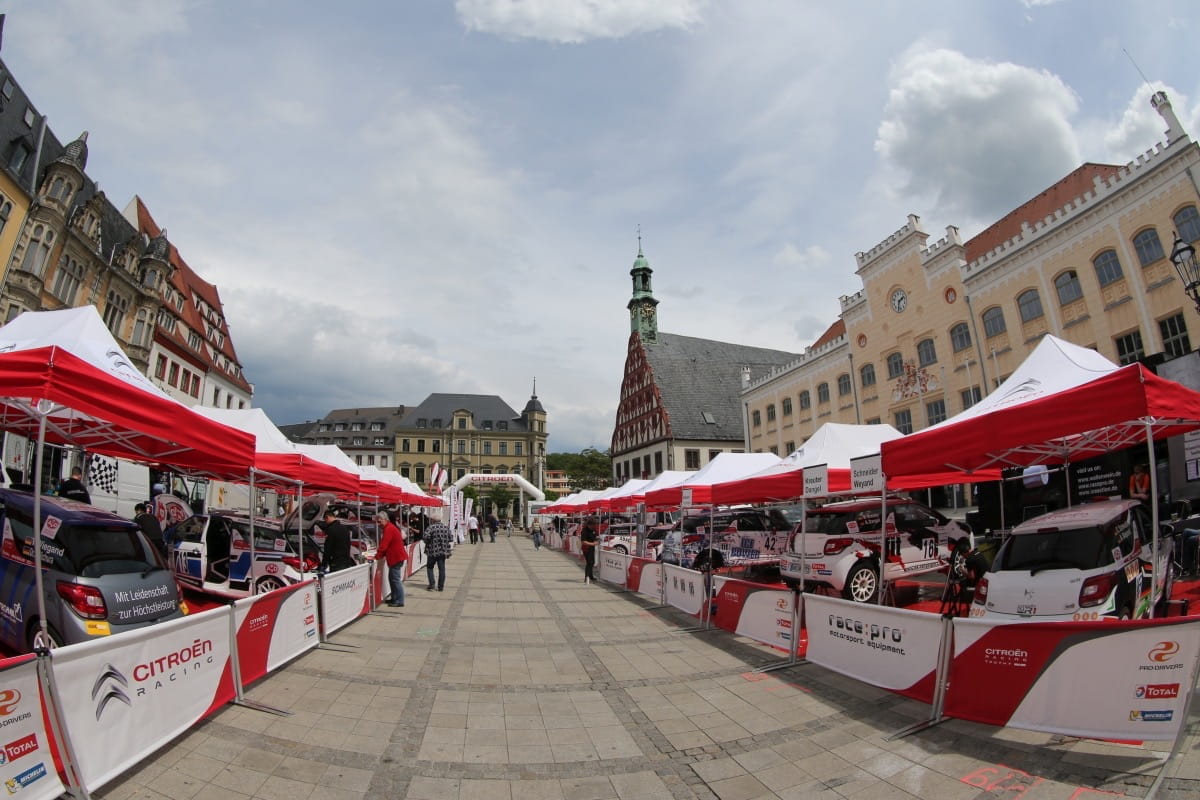 Zeltstraße Eventzelte Easydome xp Zeltstrasse Eventzelte Easydome Xp auf einem Platz mit mehreren Ständen und Fahrzeugen, umgeben von historischen Gebäuden.