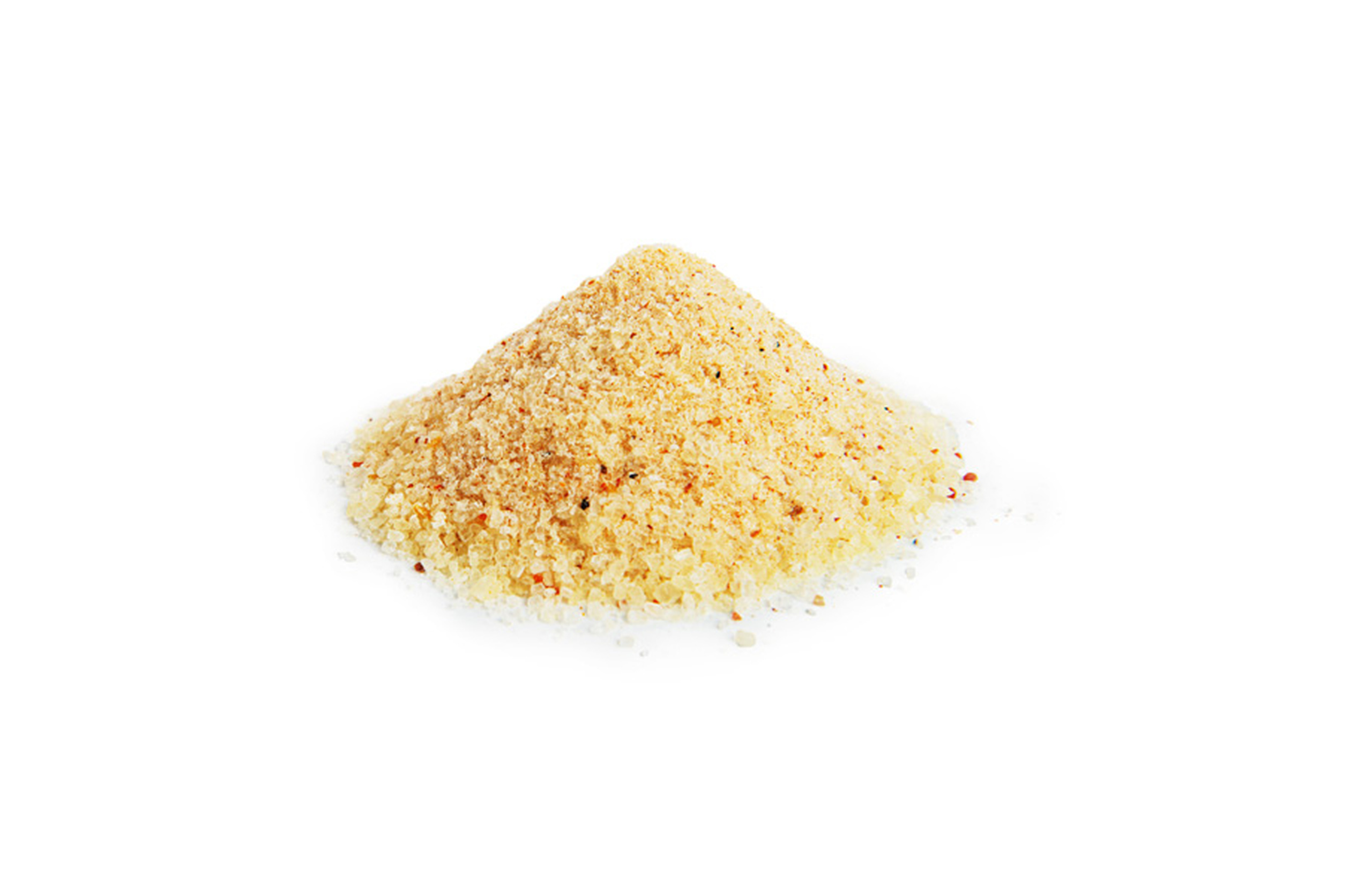 Häufchen des gelb-orangefarbenen Gourmetsalz Chili-Ingwer auf weißem Hintergrund.