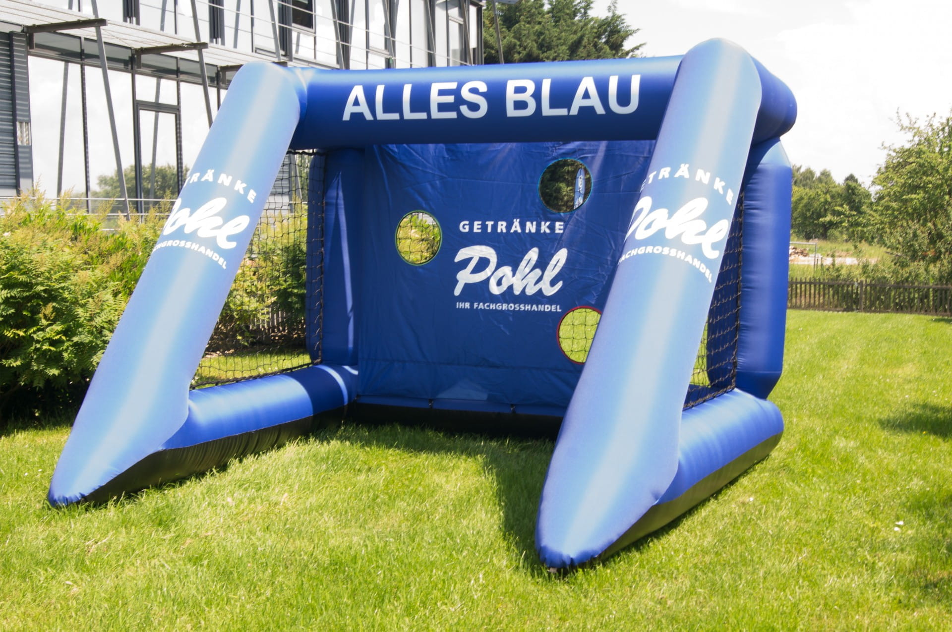 Blow Up Easy Inflate Ad Torwand Pohl Aufblasbare Torwand mit der Aufschrift 'Alles Blau' und dem Logo von Pohl, im Freien auf einer grünen Wiese.