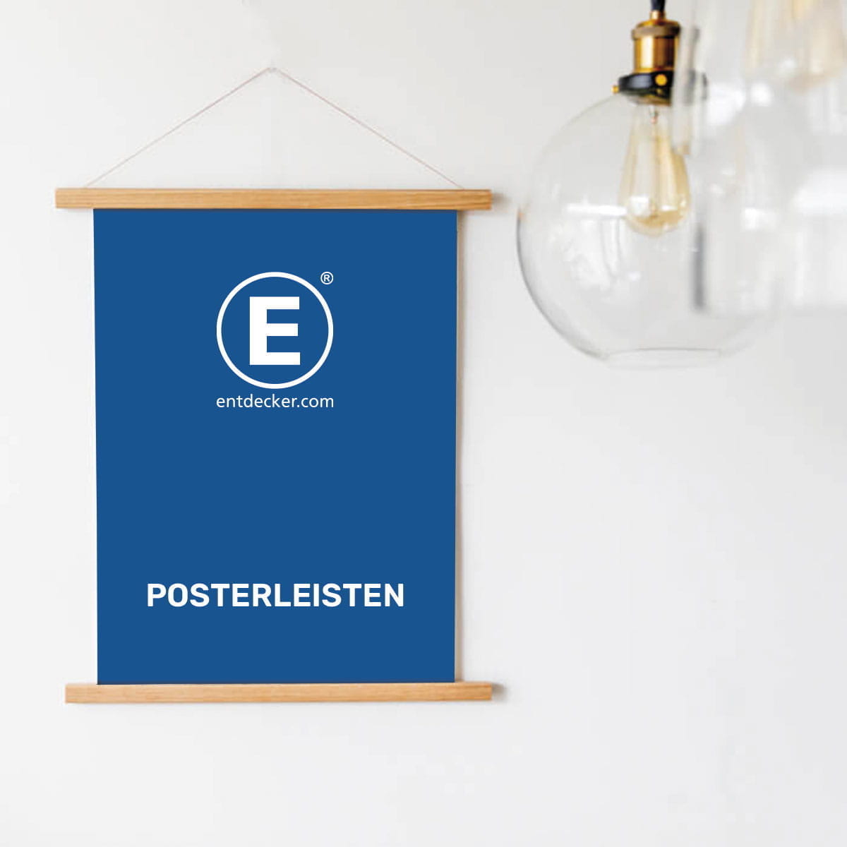Posterleisten bedruckt Posterleisten in blauer Farbe mit dem Text POSTERLEISTEN und der Website entdecker.com, aufgehängt an einer Wand.