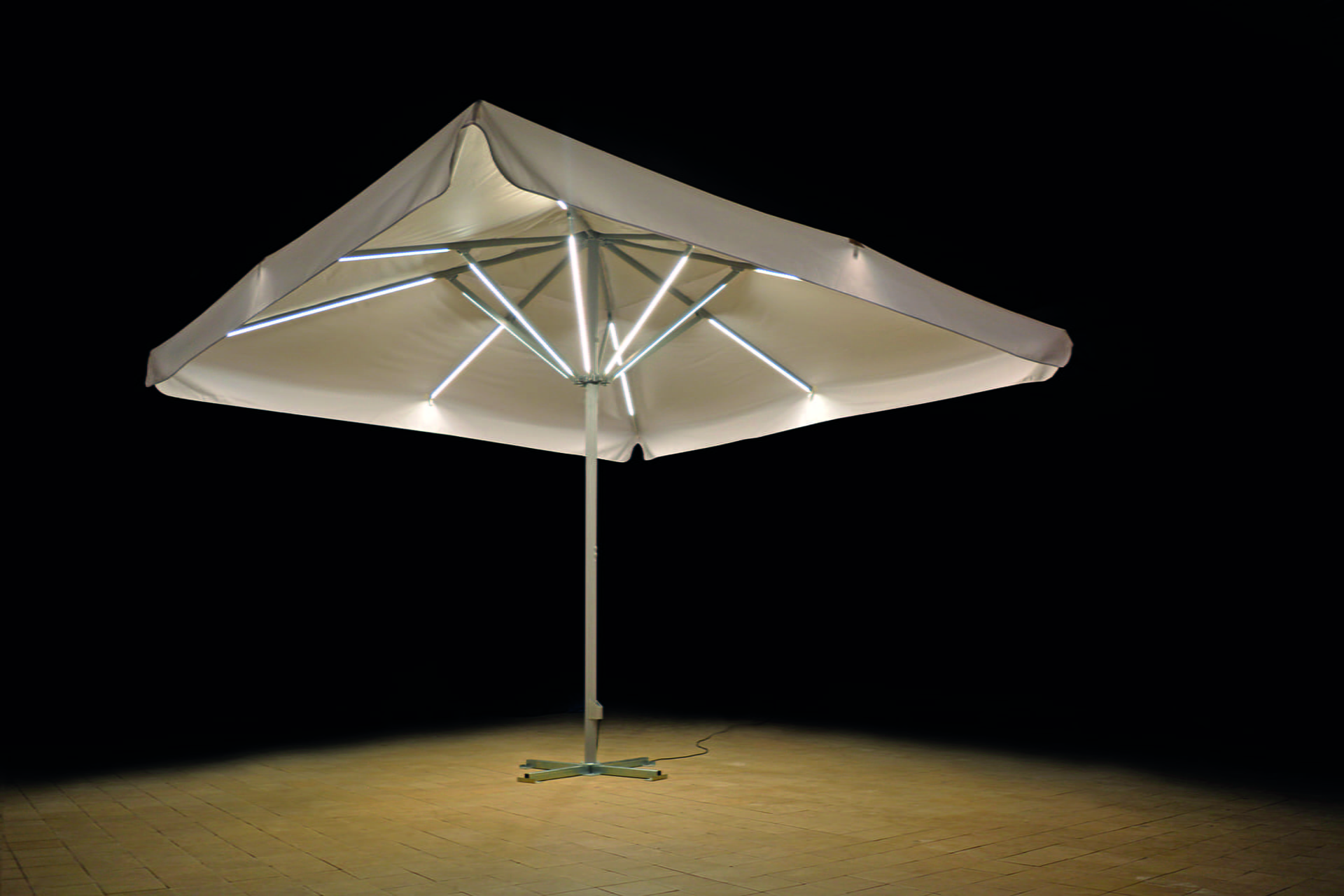 Sonnenschirm Expert Sport Event Zwei Personen unter einem Sonnenschirm Expert Sport Event am Strand, eine Frau in Sportkleidung und ein Mann in einem Tanktop, beide lächeln.