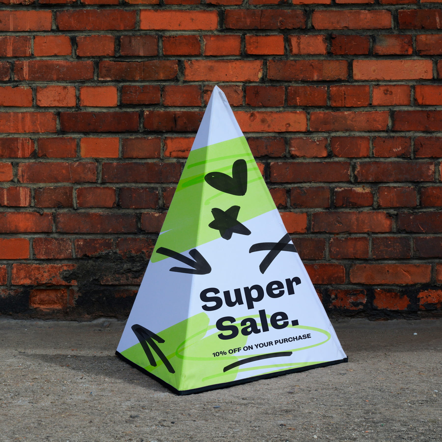 Faltbarer Aufsteller Pyramide Magnethalterung Detailansicht des faltbaren Aufstellers in Pyramidenform mit Magnethalterung, weißes Material.