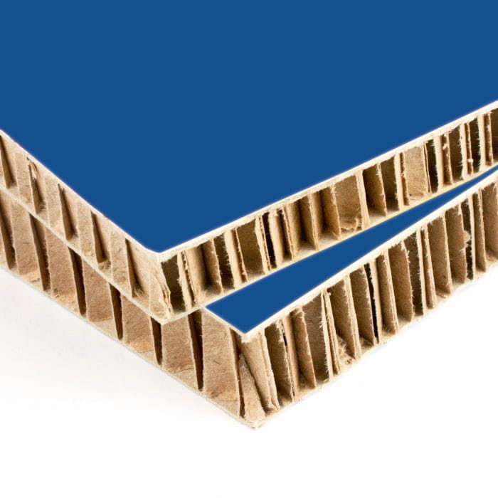 Wabenkarton Re Board Aufsteller bedruckt Wabenkarton Re Board Aufsteller in Blau mit dem Text RE-BOARD und dem Logo von ENTDECKER.