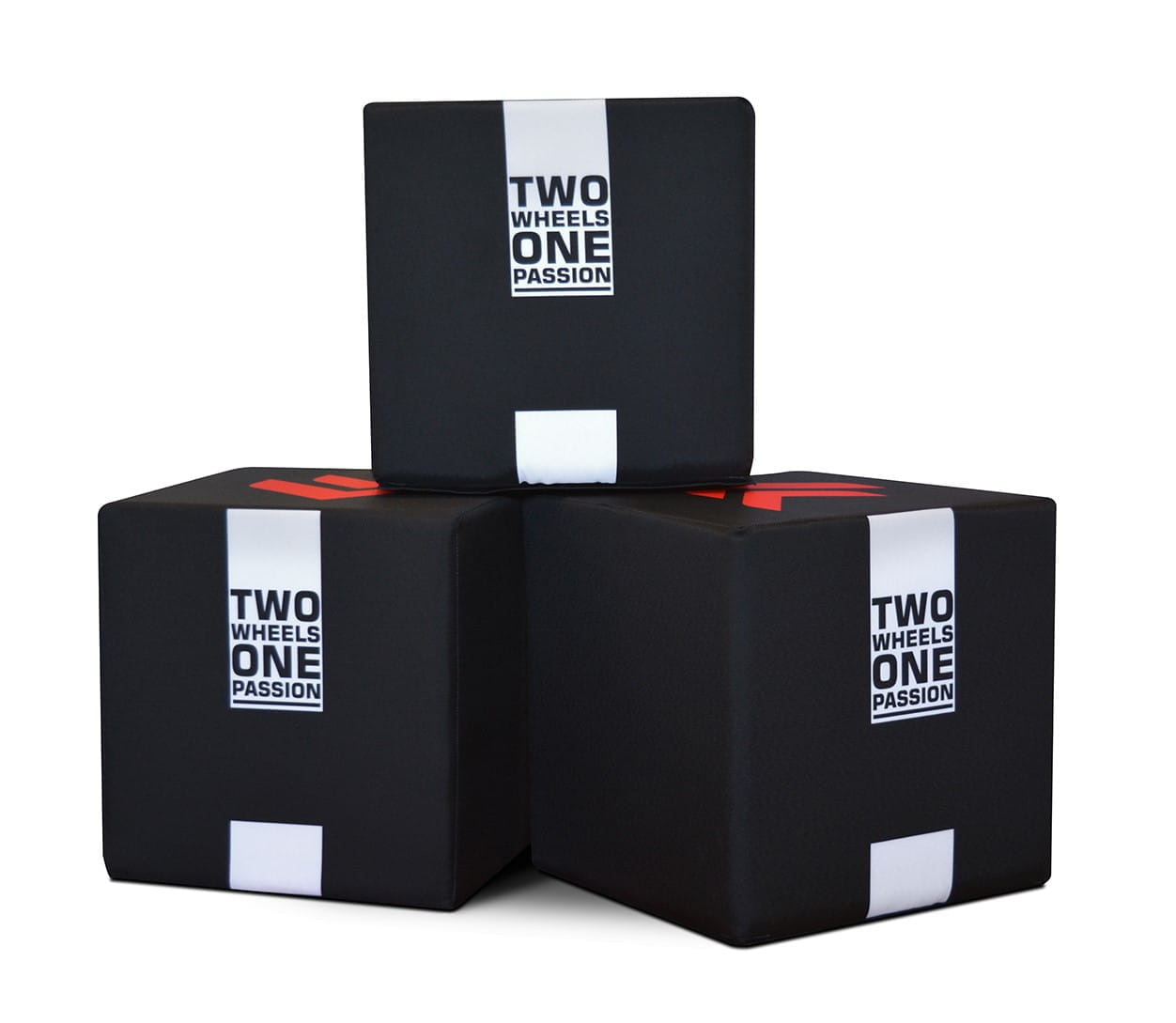 Sitzwürfel Polyester mit Aufdruck Drei schwarze Sitzwürfel aus Polyester mit dem Aufdruck 'TWO WHEELS ONE PASSION' auf der Vorderseite.
