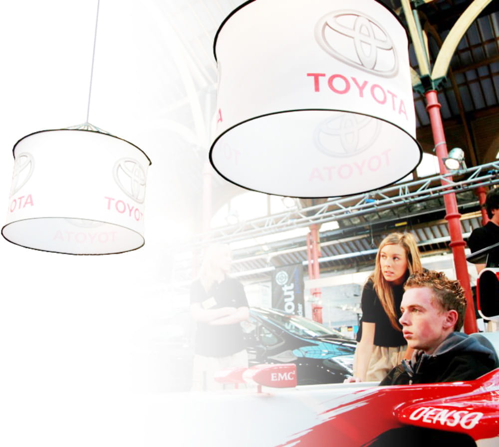 Deckenhänger Cylindrical Toyota Deckenhänger Cylindrical Toyota 2, hängend in einer Event-Umgebung, mit Toyota-Logo.