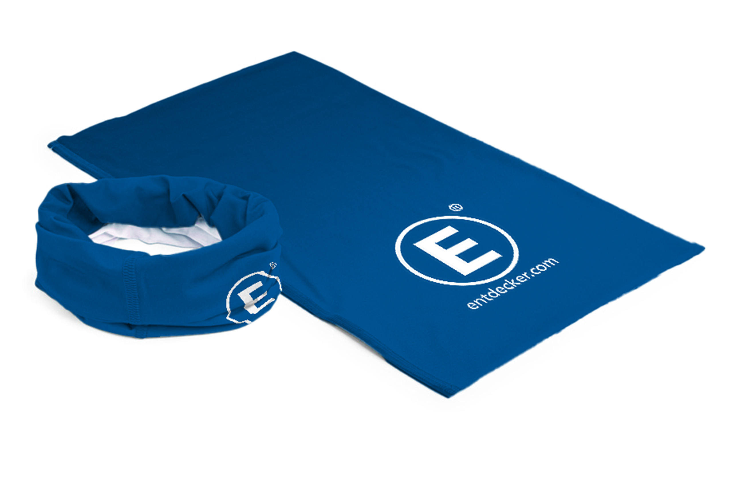 Blaues Multifunktionstuch mit weißem Entdecker Logo, als Schlauchschal geformt und daneben flach ausgelegt.