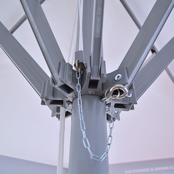 Sonnenschirm Expert öffnungssystem Detailansicht des Öffnungssystems des Sonnenschirms Expert mit grauen Komponenten und Kettenmechanismus.