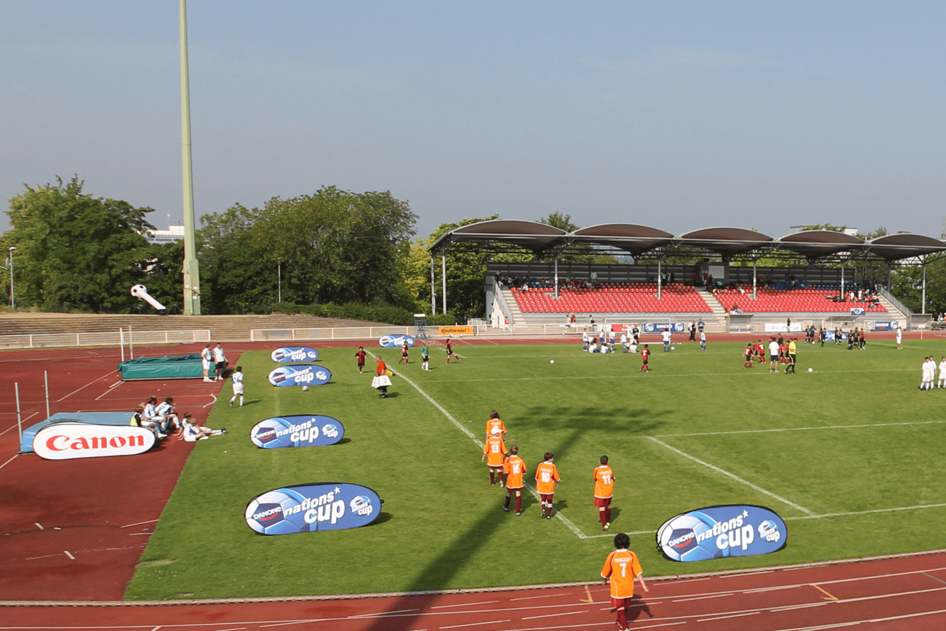 Sportplatz im Stadion mit verschiedenen bedruckten Werbeaufstellern