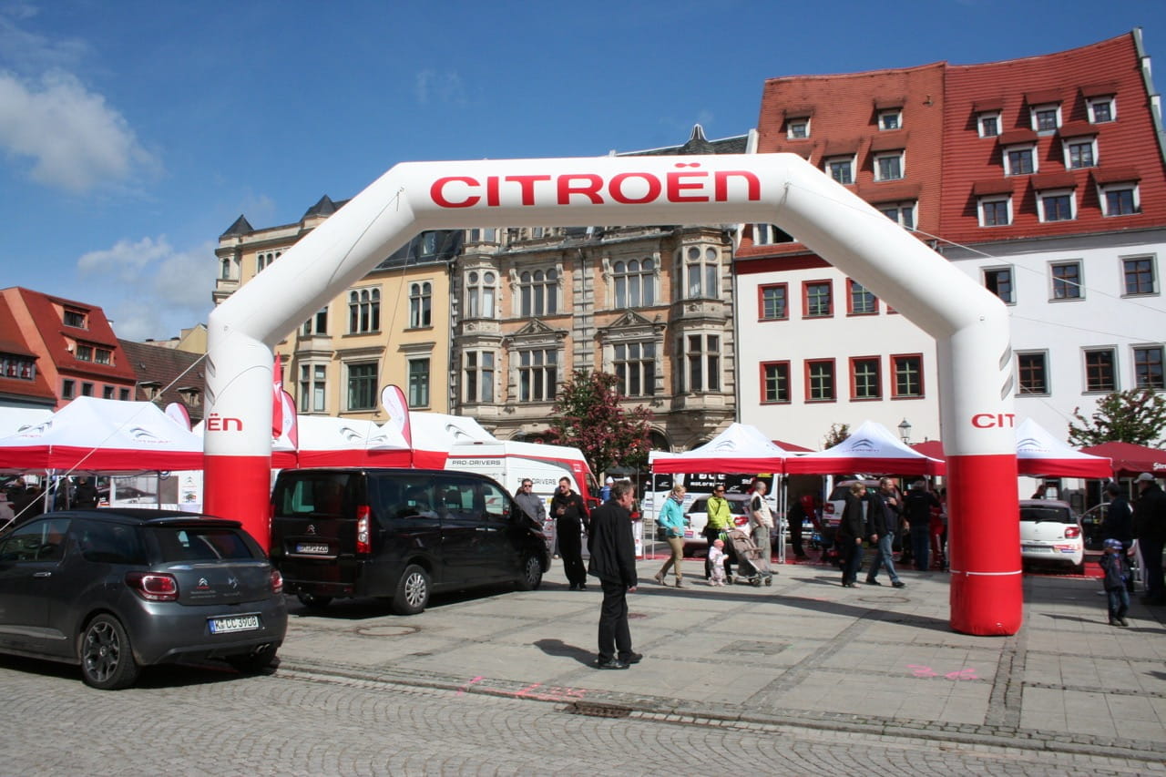 Aufblasbarer Torbogen Easy Inflate Ad Aufblasbarer Torbogen von ENTDECKER mit der Aufschrift 'CITROËN', auf einem Platz mit Menschen und Fahrzeugen.